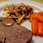 Hirschbraten mit Nudeln und Möhren