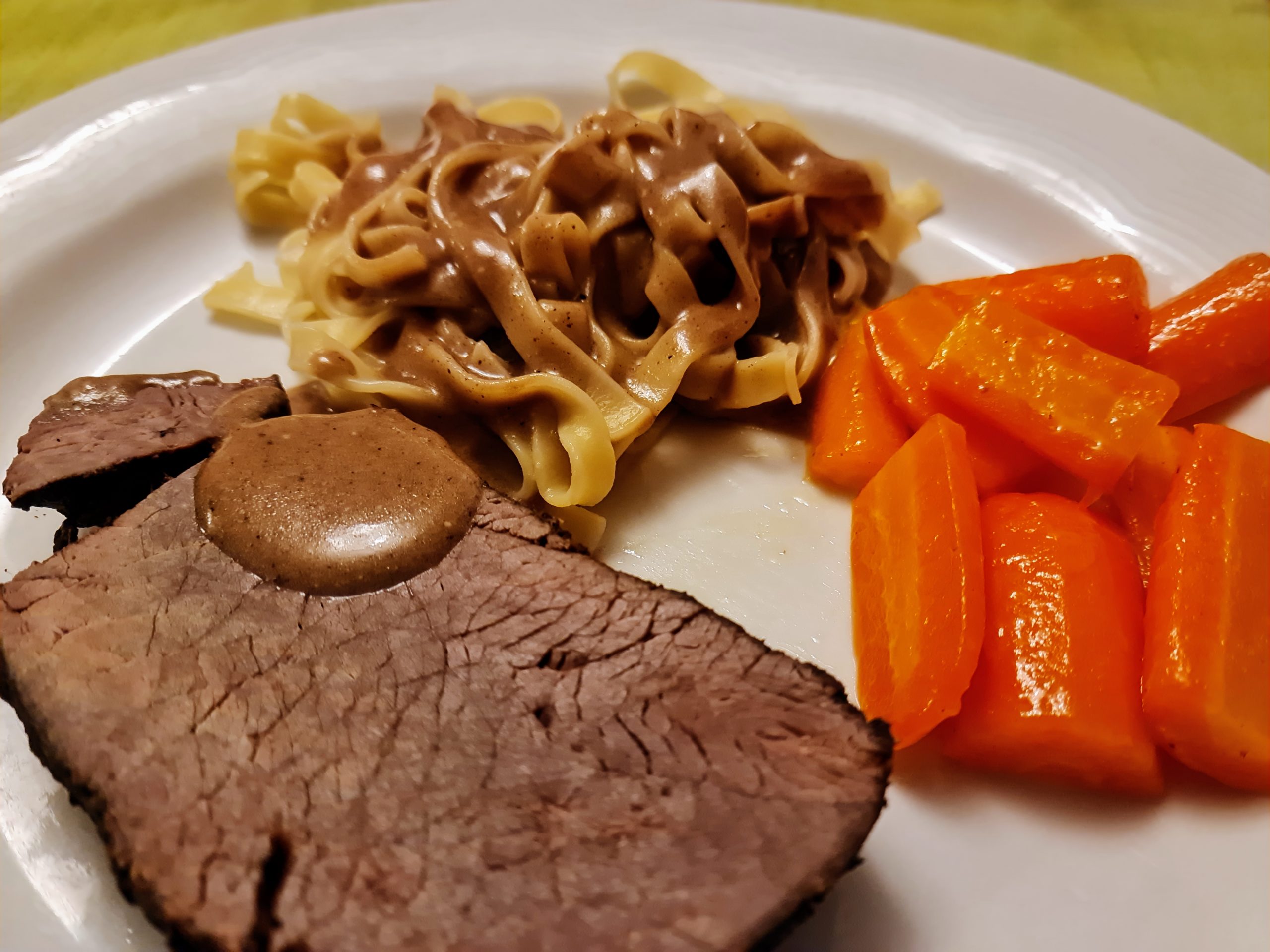 Hirschbraten mit Nudeln und Möhren