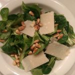 Feldsalat_mit_Parmesan_und_Pinienkerne