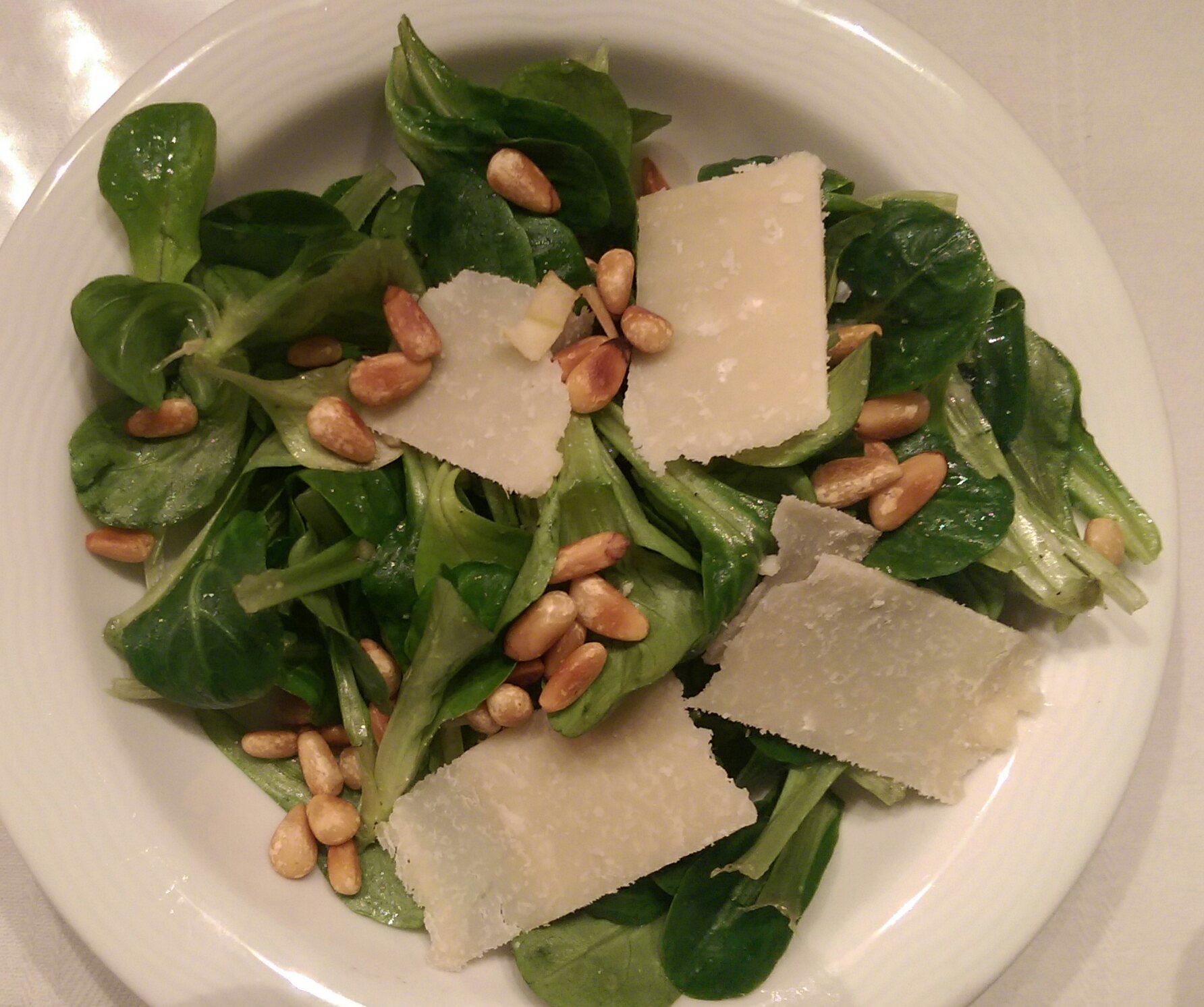 Feldsalat_mit_Parmesan_und_Pinienkerne
