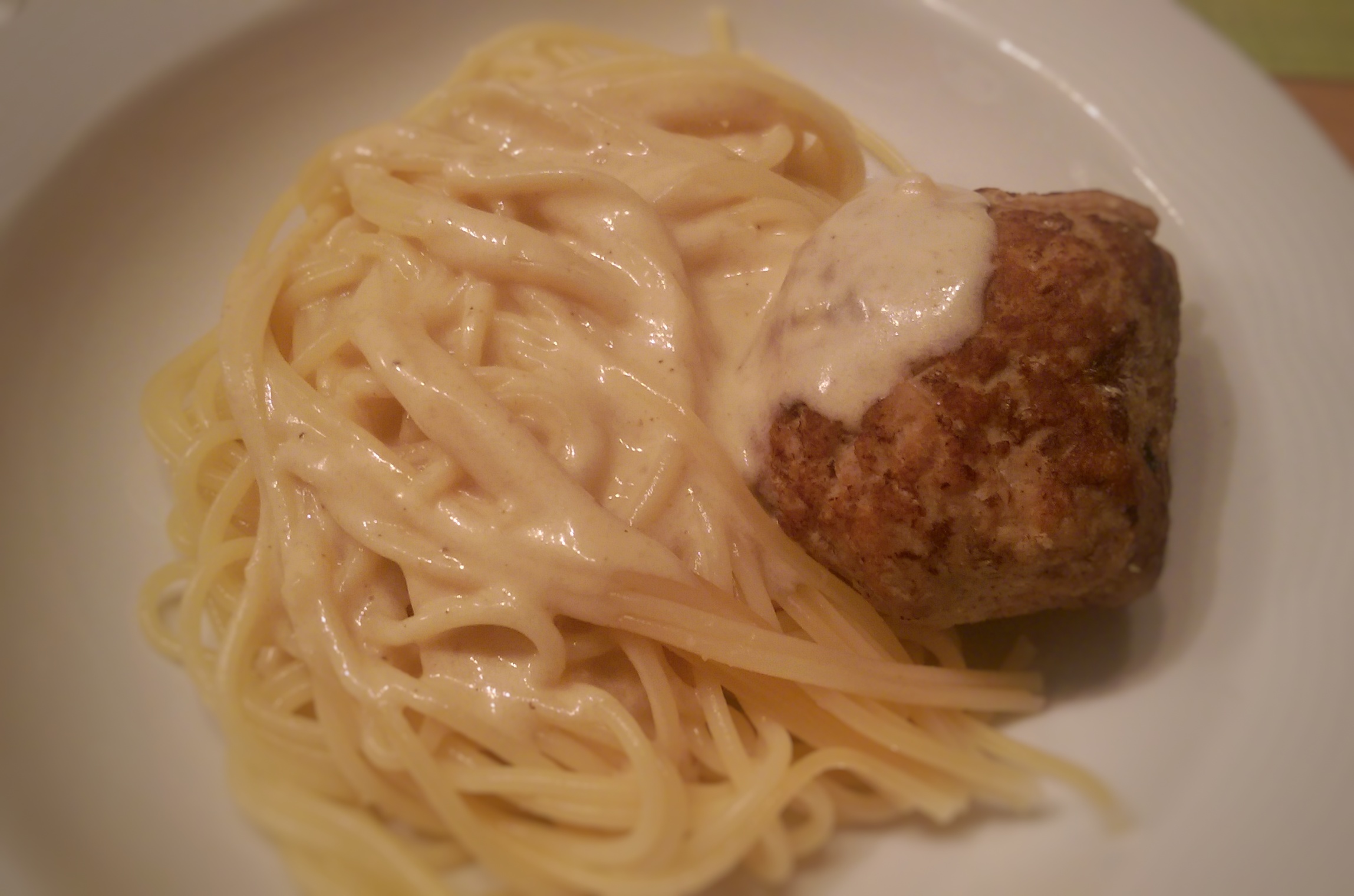 Frikadellen mit Sahnesauce